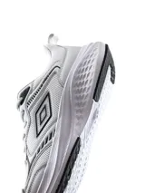 Championes deportivos Umbro modelo Rusk para hombre, en color blanco con detalles en negro, confeccionados con malla transpirable y suela amortiguada.