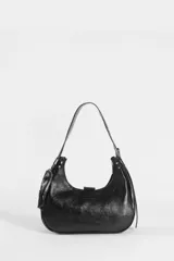 Cartera de hombro color marrón, confeccionada en cuero vegano con acabado brillante. Presenta un diseño estilo hobo con múltiples bolsillos frontales, uno con solapa y broches metálicos y otro con cierre, además de una hebilla central decorativa y herrajes plateados.