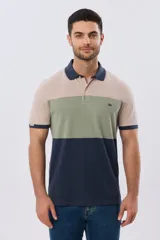 Remera polo de piqué con diseño de franjas horizontales en bloques de color, manga corta, cuello camisero y cartera de botones.
