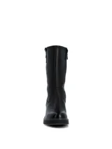 Bota de caña media en cuero negro, con taco cuadrado y plataforma. Presenta un diseño minimalista con cierre lateral y detalle de logo metálico en la parte superior de la caña.