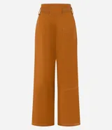 Pantalón pantalona de tiro alto en color marrón, confeccionado en sarga. Cuenta con corte amplio y viene acompañado de un cinturón con hebilla redondeada.