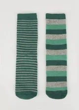 Pack de dos pares de medias de media caña con felpa. Un par es verde oscuro con rayas horizontales finas color gris claro. El otro par es a rayas horizontales anchas en verde oscuro, verde claro y gris.
