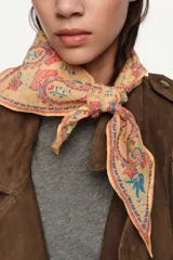 Pañuelo marrón con estampado paisley en tonos azul, blanco y rojo, confeccionado en una mezcla ligera de algodón y seda.