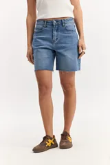 Short de jean tiro alto con diseño de corte recto y largo intermedio, lavado desgastado y terminaciones desflecadas en el ruedo.