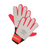 Guantes de arquero Umbro con palma de látex gris y dorso en color rojo vibrante. Presentan cierre de abrojo ajustable en la muñeca con el logo de la marca estampado.