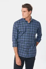 Camisa de manga larga confeccionada en viyela de algodón, con diseño de cuadros en tonos azules y negros. Presenta cuello abotonado, cierre frontal con botones y logo bordado en el pecho.