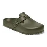 Zueco tipo mule Birkenstock modelo Boston, confeccionado en material EVA ligero y resistente al agua. Presenta diseño cerrado en la punta, plantilla anatómica y tira ajustable con hebilla lateral.