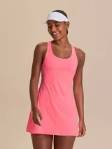 Vestido deportivo de corte ajustado en color fucsia, con breteles anchos y espalda abierta. Incluye top interno con copas removibles y short complementario con bolsillos funcionales.
