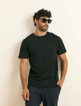Remera de manga corta color negro, de corte clásico y escote redondo con ribete al tono.