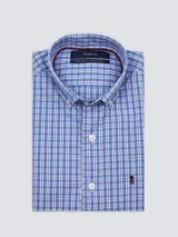 Camisa de hombre de algodón a cuadros celestes y blancos, con cuello abotonado, manga larga y logo bordado en el pecho.