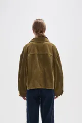 Sobrecamisa de pana color verde oliva oscuro, con cuello clásico, cierre frontal con botones metálicos y dos bolsillos delanteros con solapa y botón.