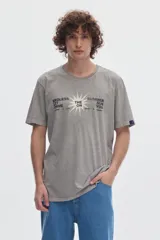 Remera gris de manga corta con efecto lavado "washed" y estampa tipográfica en el pecho con diseño de estrella.