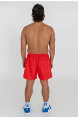 Short de baño celeste con cordón ajustable en la cintura.