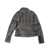 Campera de cuero sintético negra con cuello solapa, cierre asimétrico y bolsillos con cierre.