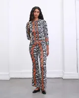 Calza larga estampada con flores en blanco, negro y naranja.