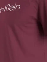 Remera de manga corta Calvin Klein, confeccionada en algodón, con cuello redondo y logo de la marca estampado en el frente con efecto de líneas horizontales.
