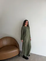 Conjunto de dos piezas color gris melange, confeccionado en tela de lanilla, compuesto por un buzo de manga larga con diseño cruzado al frente y un pantalón largo de corte holgado y tiro alto.