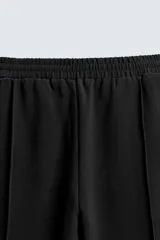 Pantalón relaxed fit color azul marino, confeccionado en tejido fluido con viscosa. Cuenta con cintura elástica ajustable con cordón interior, bolsillos laterales y bolsillos traseros de vivo. Las perneras tienen costura frontal y el bajo es ajustable con cremalleras laterales.