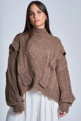 Sweater blanco de punto con cuello alto, diseño de ochos y volados en los hombros.