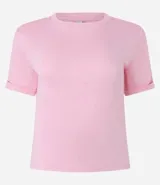 Blusa básica de cuello redondo y manga corta con detalle de dobladillo plegado. Confeccionada en tejido de viscosa con spandex, ofrece un ajuste cómodo y versátil.