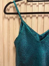 Top plateado metalizado con breteles finos y escote en V. Corte clásico y holgado.