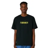 Remera negra de manga corta con estampa amarilla de la marca Former en el pecho.