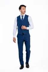 Chaleco azul de vestir con solapa de muesca, cierre abotonado y bolsillos ribeteados.