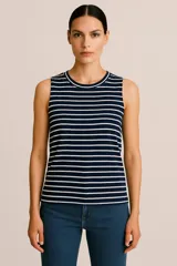 Musculosa de punto azul marino con rayas horizontales blancas, cuello redondo y corte a la cadera.