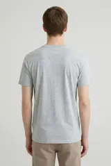 Remera de cuello redondo y manga corta, confeccionada en algodón de alta calidad con un diseño liso y corte clásico.