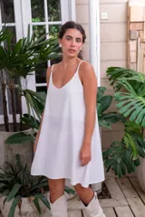 Vestido corto negro de muselina con breteles finos y escote en V.