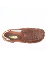 Sandalia tipo chatita color marrón, confeccionada en cuero con diseño de tejido trenzado en la puntera y el empeine. Presenta cierre de hebilla lateral y suela de goma con textura.