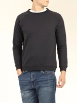 Sweater básico de algodón frizado color bordó, con cuello redondo, puños y ruedo elastizados.