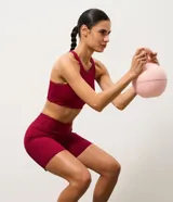 Bermuda deportiva Get Over de microfibra acanalada color bordó, de talle alto con pretina ancha y diseño ajustado.