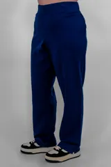 Pantalón de jogging azul con felpa y corte recto.