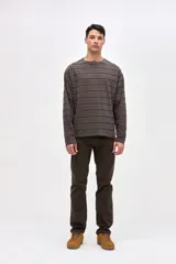 Remera de manga larga con diseño de rayas horizontales en tonos azules. Confeccionada en algodón lavado con textura suave y corte clásico.