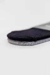 Pack de dos pares de medias invisibles, un par negro con talón gris y un par gris con talón negro.