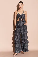 Top negro brillante con tirantes finos y volados en el frente.