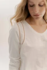 Remera blanca de manga larga con escote a la base. La parte delantera es de algodón y la espalda de remería para mayor elasticidad. Las mangas combinan ambas telas y presenta un detalle de doble entredos en la sisa delantera.