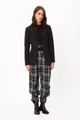 Pantalón de terciopelo azul con corte holgado y diseño tipo cargo. Presenta bolsillos laterales y una textura suave con acabado brillante.