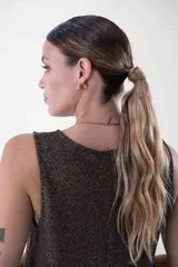 Vestido corto de lurex marrón con destellos dorados, sin mangas y silueta evasé.