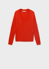 Jersey de punto fino color rojo, con cuello en V y manga larga de diseño recto.
