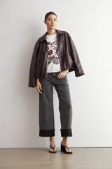 Remera blanca de manga corta con estampa damasco floral en tonos bordó y negro en el frente.
