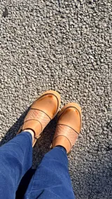 Zapatos de tacón alto y plataforma color camel, con inserción de cuero con textura en el empeine y doble cierre lateral decorativo.