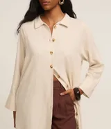 Vestido chemise midi recto color beige, confeccionado en viscolino con cuello camisero, botonadura frontal completa con botones a contratono y mangas 7/8.