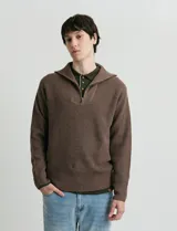 Remera de punto inglés con cuello alto y medio cierre metálico. Presenta mangas largas y puños en punto canalé.