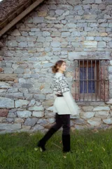 Saco tejido de lana con diseño de guarda inca en la parte superior, mangas largas y corte recto. Presenta un diseño de largo medio y textura suave.