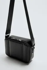 Bandolera negra acolchada con correa ajustable.