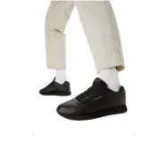 Championes Reebok modelo Glide, color negro, con diseño clásico de corte bajo, confeccionados en una combinación de cuero natural y sintético, con entresuela de EVA y suela de goma.