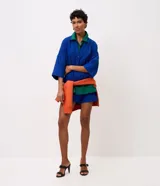 Short de corte recto confeccionado en viscolino, color azul, con cintura trasera elástica, tapetas frontales con botones decorativos, cierre oculto y costura marcada.