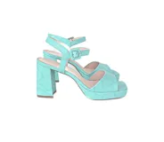 Sandalias de cuero color turquesa con textura de piel de serpiente, taco de 10 cm y plataforma de 2 cm. Cuentan con tiras sin costuras y cierre de hebilla en el tobillo.